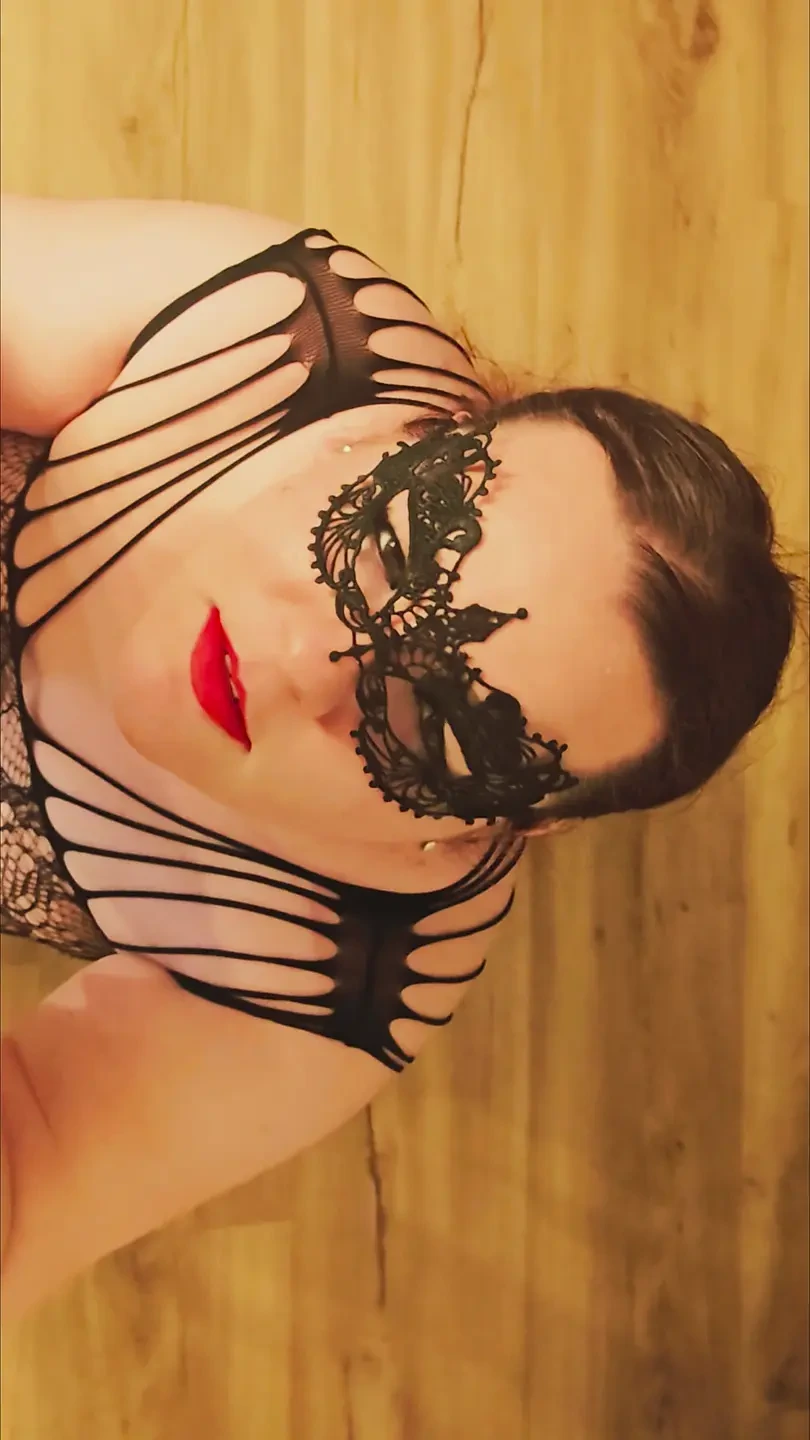 胖熟女戴面具的妈妈人妻吹箫并被干