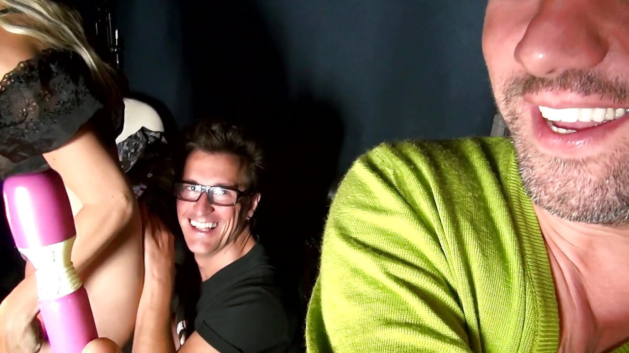 O mamă sexy blondă linge și fute curul unui tip în studioul radio și are parte de un futai în cur