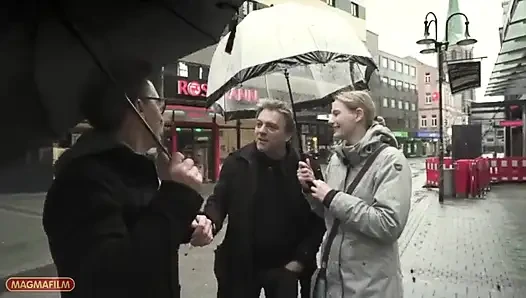 Conny onun o belirli bir şeye sahip olduğunu düşünür, sonra kocası gelir!