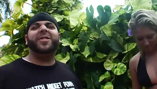 Горячая соседка-блондинка трахает себя пальцами на улице, затем дилдо трахается в помещении