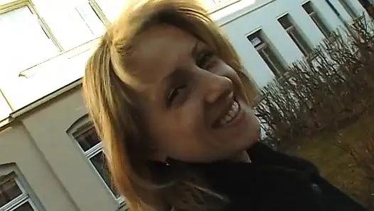 Грудастая блондинка показывает свое тело