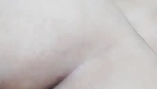 Моя соседка предлагает мне массаж и в конечном итоге трахается с моей задницей