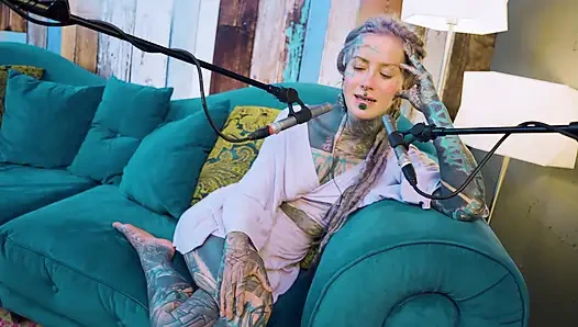 B hakkında konuşuyorum - bordem - asmr podcast sfw konuşuyor gotik sıska kız dreadlocks dövmeli model dövmeli kız