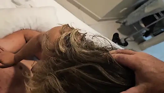 Pria nakal makan aku tanpa kondom dan crot di atas memekku dan bikin suamiku bersih