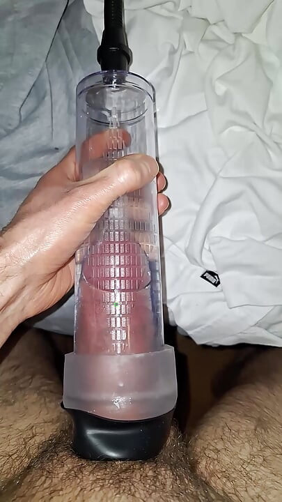 Jeu avec une pompe à pénis 1