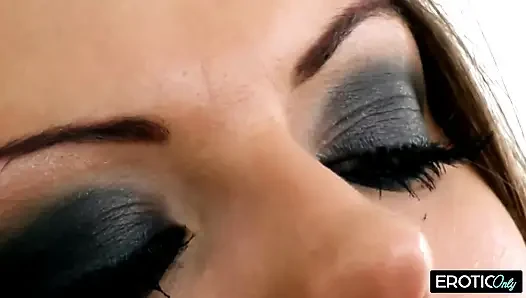 Esmer kadın pembe ve mor dildolarla her iki deliğiyle de oynuyor