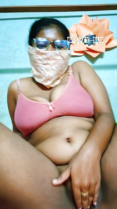 인도계 통통한 10대가 젖은 보지를 손가락으로 자위하는 장면