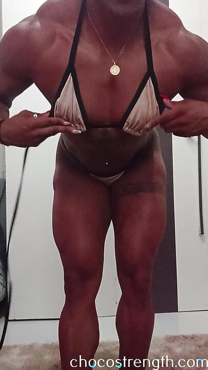 क्या यह milf(चोदने लायक मम्मी) शरीर आपको चालू करने के लिए काफी टाइट है?