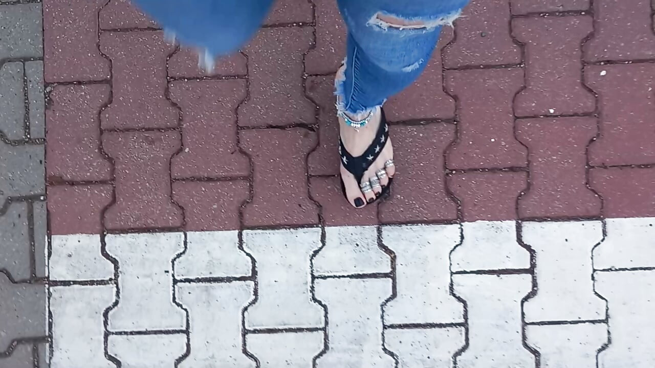 Sexy feet in black platforms, toe rings & anklets + ripped jeans