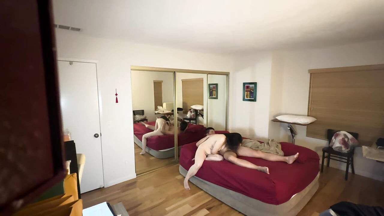 Le Délicieux Jimmy Baise Sa Prof De Yoga Chinoise S Salope Kitty Devant Un Miroir Avec Son Mari À Côté
