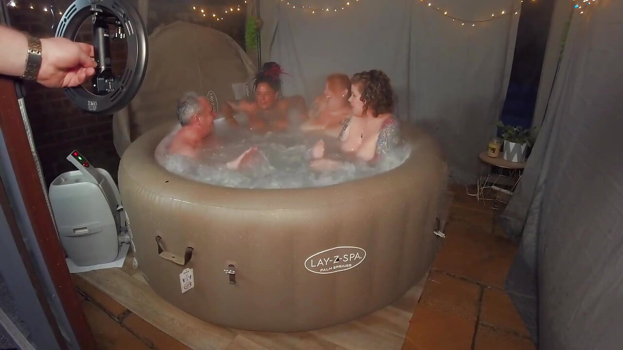 Grupowa zabawa w wannie z hydromasażem MFFF