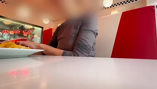 Makan siang di restoran dengan baju atasan yang benar-benar kencang mengekspos putingku yang ditindik dan payudara seksi