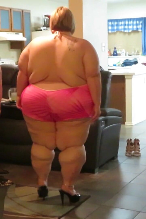 Ssbbw Lucki Lexxis Sub zieht ihre schuhe an