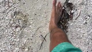Freeballing op het strand (slow motion)