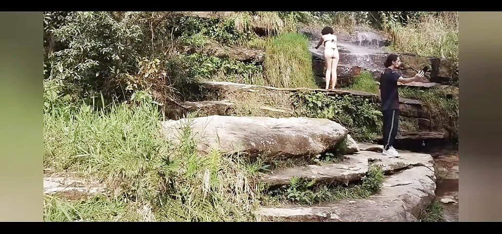 Trilha, cachoeira e muito sexo em público!