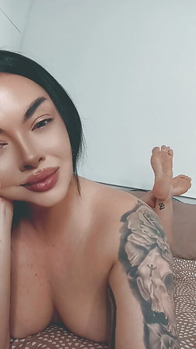 La dominatrix LiliKitten en cuerpo perfecto y curvas