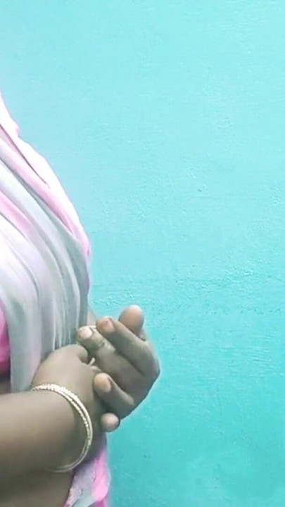 興奮した家の所有者が無実の女性メイドを盗みで告発し、彼女を罰した - タミル語の全音声とうめき声 | クリップ 1