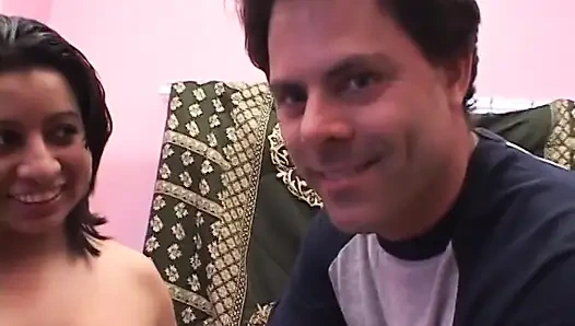 Heiße und dicke latina nimmt einen harten schwanz auf ihre titten