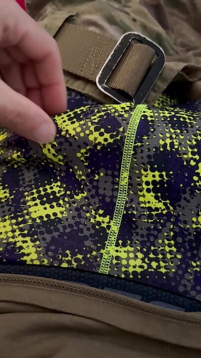 Vojnik američke vojske drka u uniformi i svršava po gaćicama