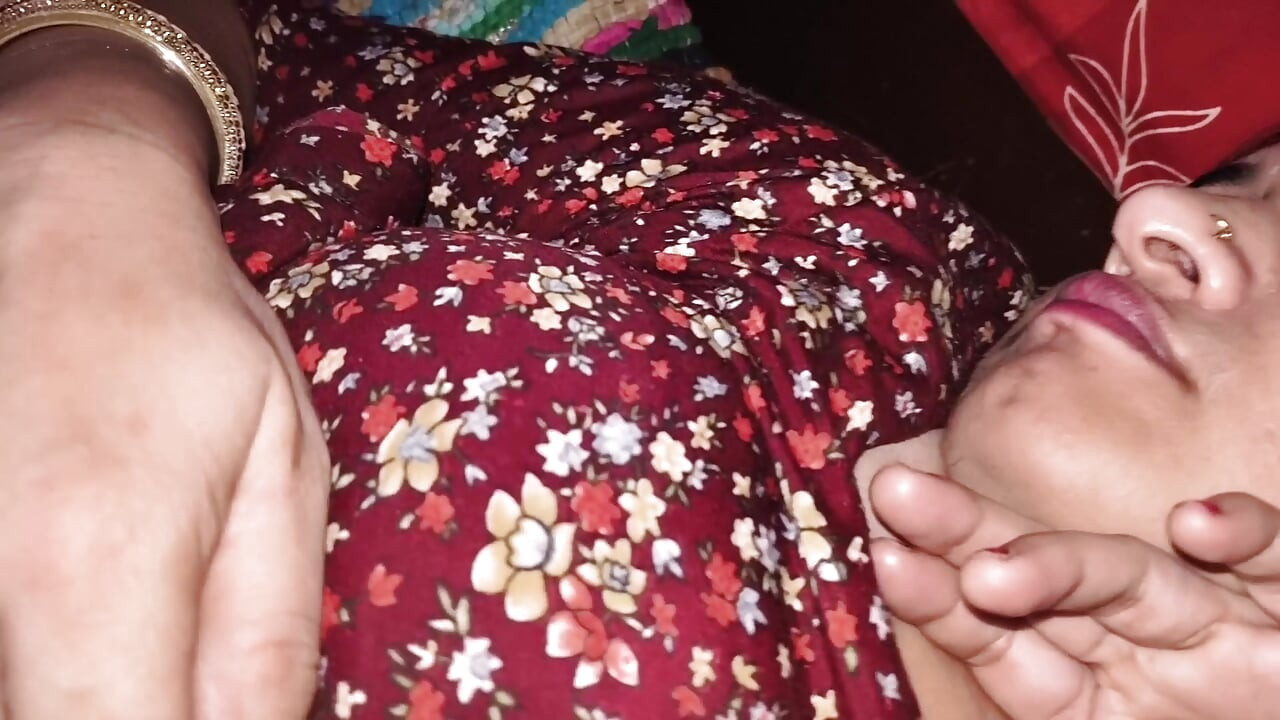 Hintli ateşli çiftlerin yakın çekim sikiş sahnesi