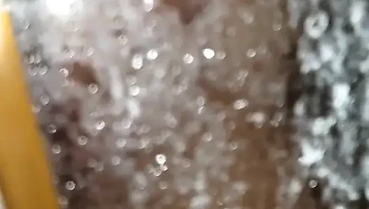 Üvey tezimi duşta yakaladım ve bu sevimli kızla seks yapmayı düşünmeyi bırakamıyorum