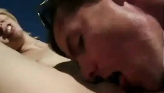 Cowok sange ngentot cewek rambut pirang dengan kaki pirang di belakang truk pickup