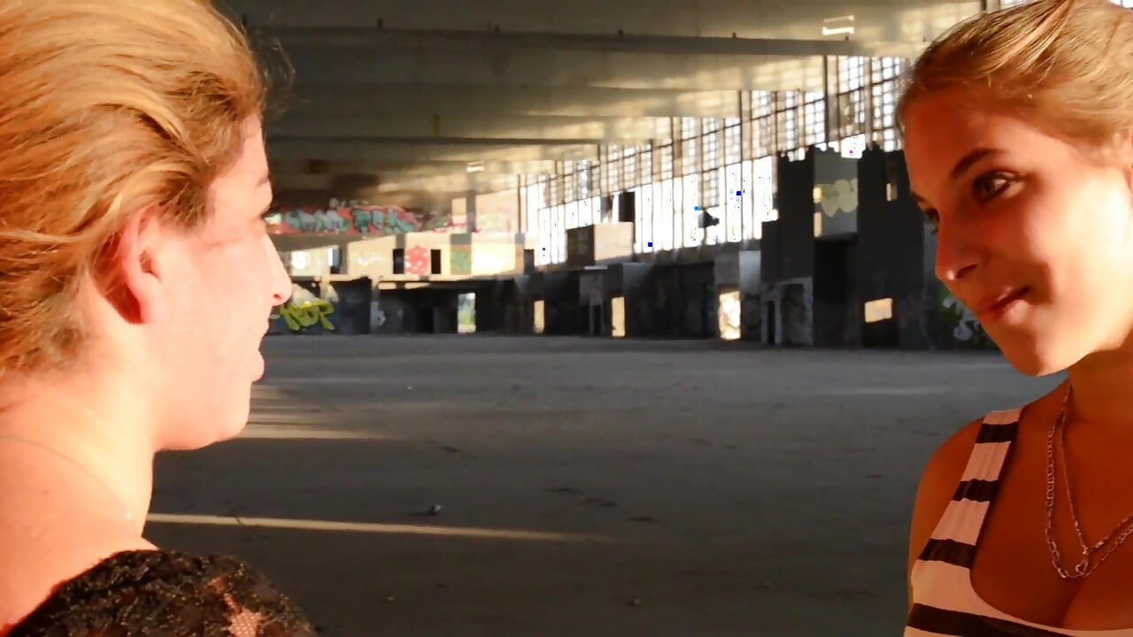 Mega palme pe față - mă lupt pentru locul meu - Dominatoare Mikaela Wolf și sclava Natasha Grof