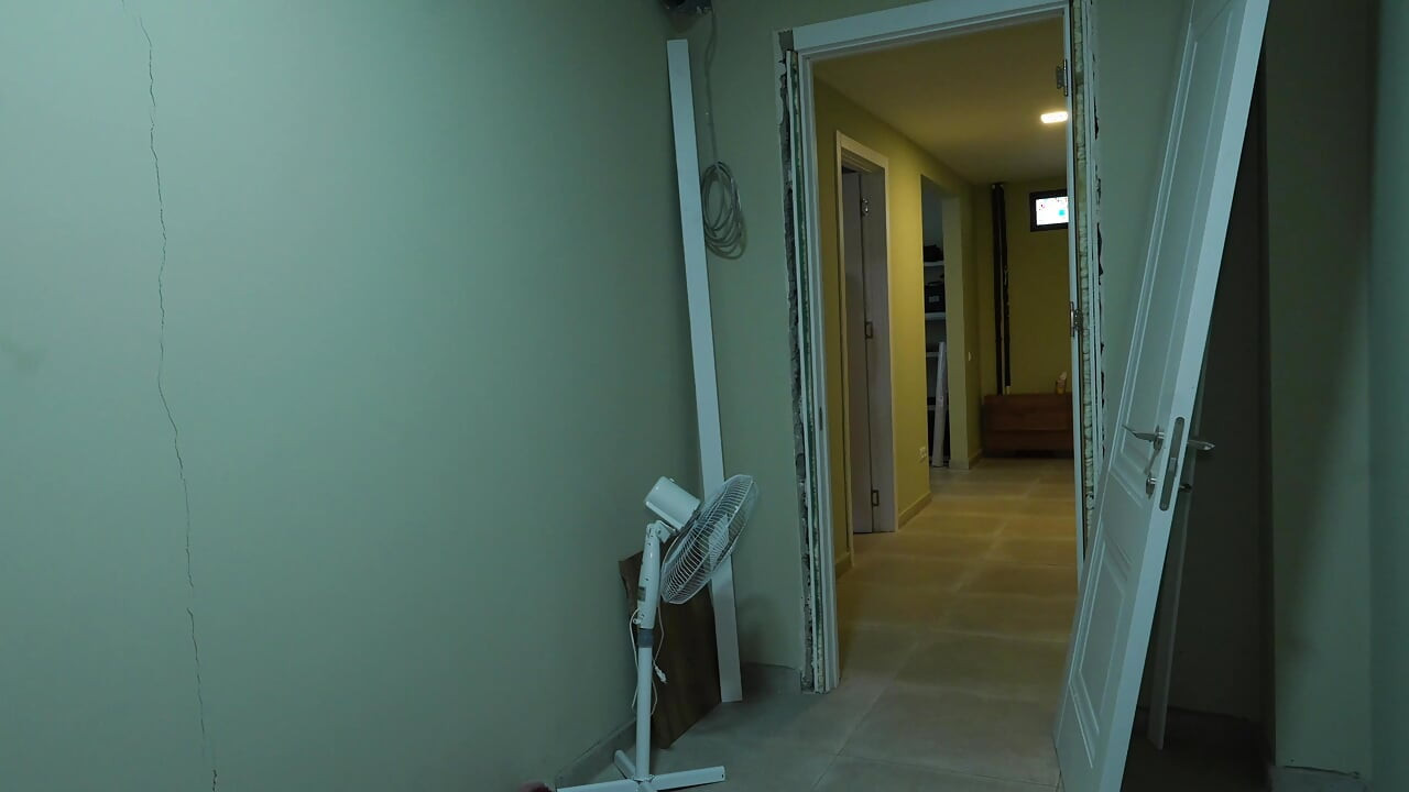 Büyük penisi olan adam 18 yaşındaki komşusuyla sevişti