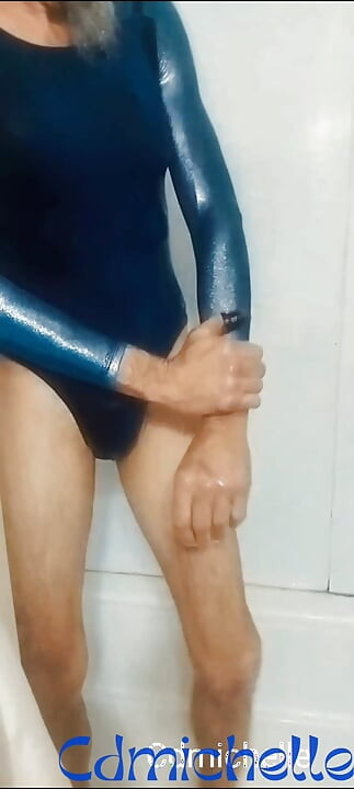 Cdmichelle pod tušem u seksi plavom trikou