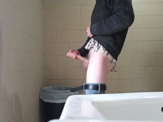 Jacking meu pau magro em banheiro público, gozando no pecado