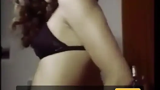 Großer harter schwanz füllt diese asiatische exotische brünette schlampe mit einer engen jungen muschi