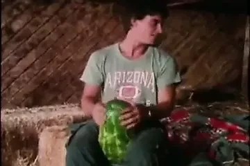 A vintage srácok megbasszák a görögdinnyét és magukat