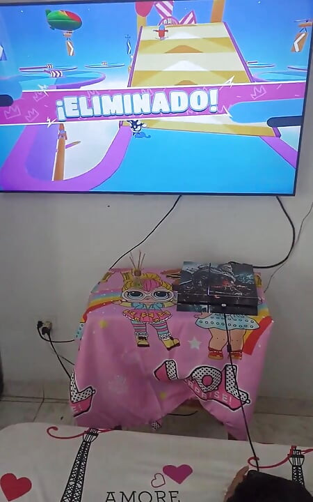 משחק פלייסטיישן בזמן שהחבר שלי מקליט אותי