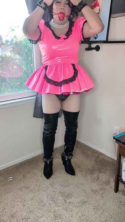 Sissy-zimmermädchen spielt mit sich selbst mit bondage, riesigen dildos und keuschheit