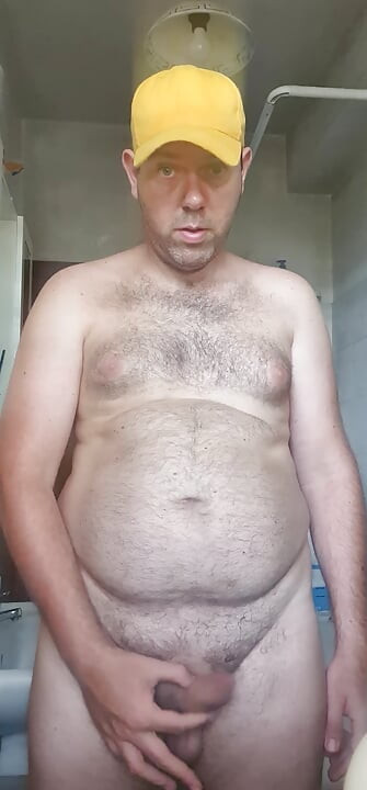 Все голе з жовтою шапкою