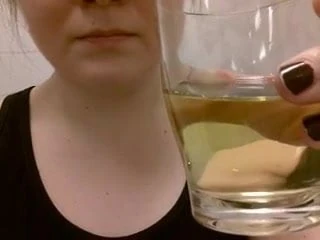Minha pervertida anal está recebendo uma bebida pt2