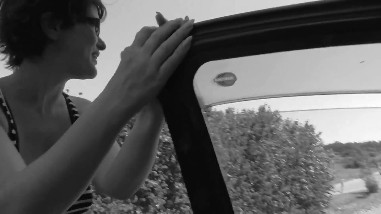 Sylvie's Double - di tempat parkir dan di dekat jendela