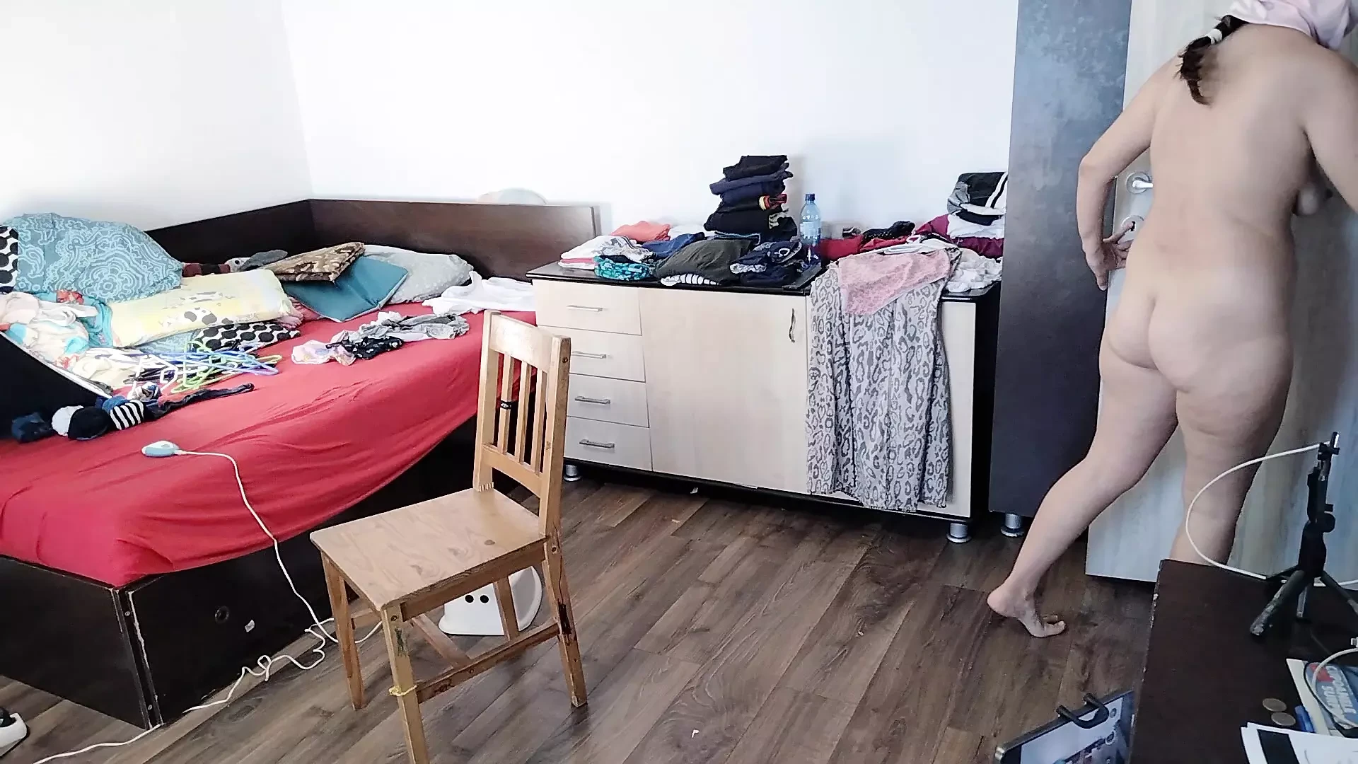 Mulher sexy depila pelos nas pernas. Mulher sexy se divertindo na cozinha com rosas. Sexy Esposa Nua Preparando Comida No
