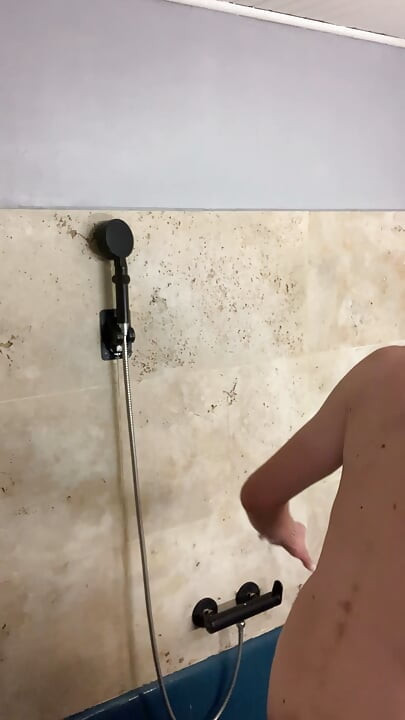 Masturbación manual en el baño