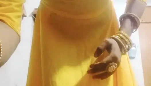 Urvashi Rani silk salwar phenke ghar ke andar ghapaghap krrhi thi