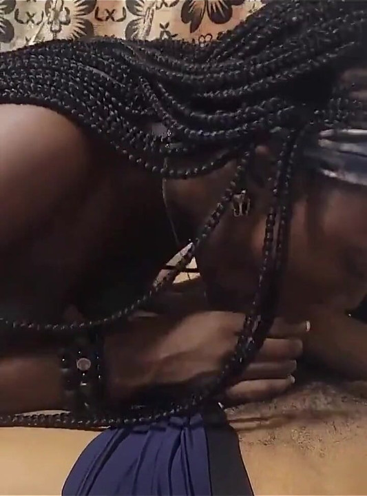 Afrikansk mamma delar sin pojkvän med sin styvdotter i denna heta trekant