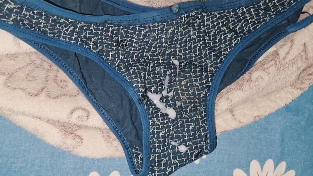 継母のパンティに彼女のバイブを使って射精