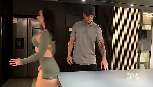 Я помогаю ей с ее новой кухней, и она оказалась на вершине меня - Danner Mendez и Iris Rodriguez