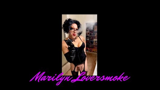 Dominatrix Marilyn diosa con guantes fumando fetiche