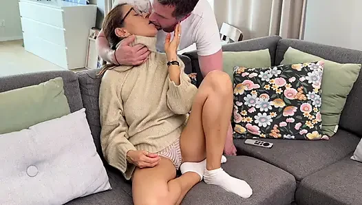 Schöne mutter bekommt ihre muschi geleckt und gespielt, bis sie beim orgasmus explodiert