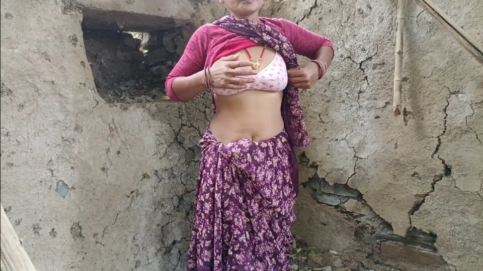 In the open field jungle outdoor, the stepbrother's wife took off her clothes and made a mood in front of her brother-in-law, fingering her pussy.