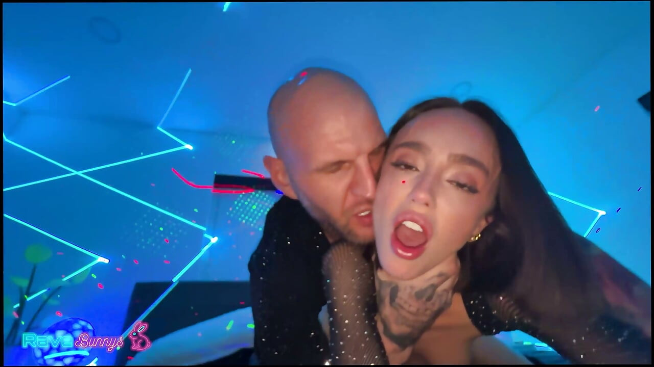 Dahlia Noire 骑着 Brian Omally 的鸡巴，直到他射出低音炮般的精液！