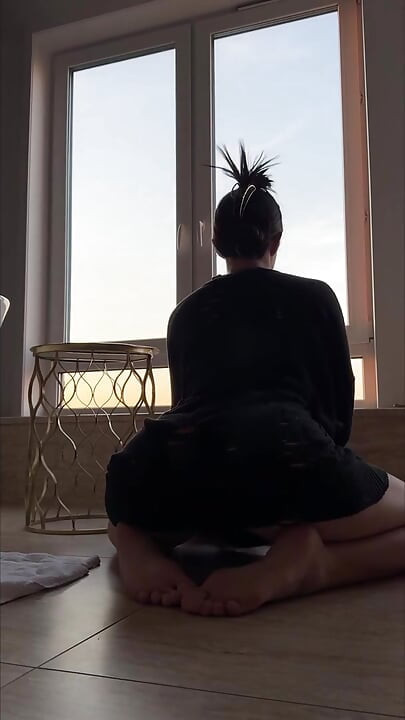 Teasing yoga superb în chiloți roșii fund