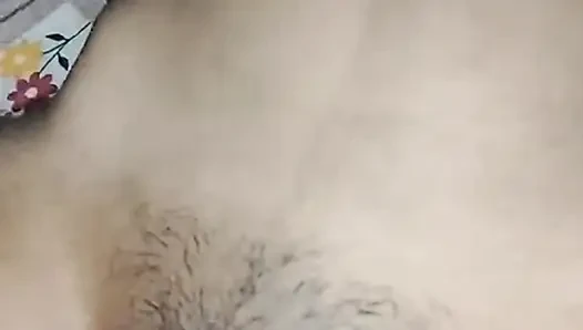 Pooja steckte ihre hand in die muschi seiner frau und ihre muschi explodierte.