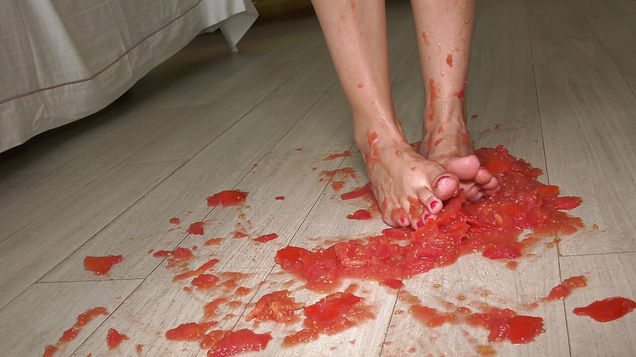 Ht laitina tamatar ko raundti hai aur uske sundar pair gnde ho jate hain!